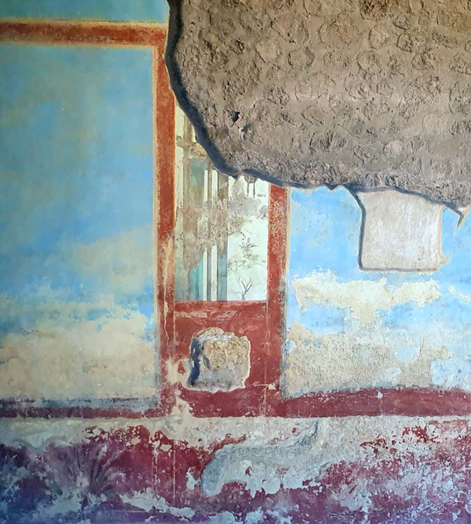 II.4.10 Pompeii. June 2019. Biclinium, detail of panel on east end of south wall. Photo courtesy of Buzz Ferebee.   