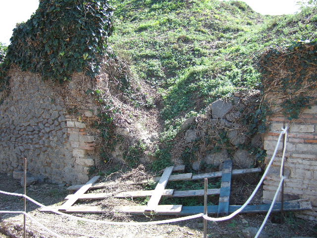 II.5.1 and II.5.2 Pompeii. December 2006. Via dell’ Abbondanza at remains of one of 4 columns that probably supported a balcony
