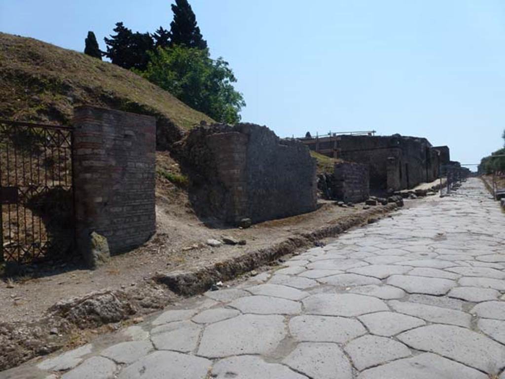 II.5.2 Pompeii. June 2012. Entrance doorway on Via dellAbbondanza. Photo courtesy of Michael Binns.