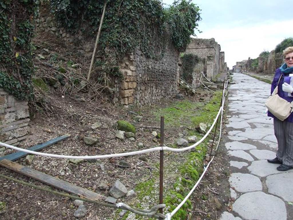 II.5.2 and II.5.1 Pompeii. December 2006. Via dell Abbondanza looking west from entrance at II.5.2. y
