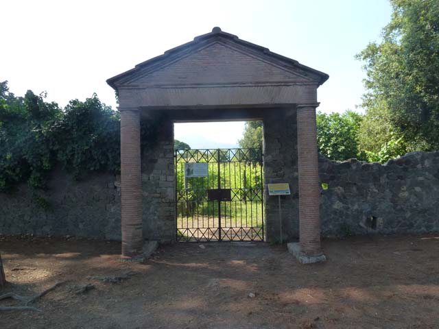 II.5.5 Pompeii. September 2005. Garden entrance with view of Vesuvius