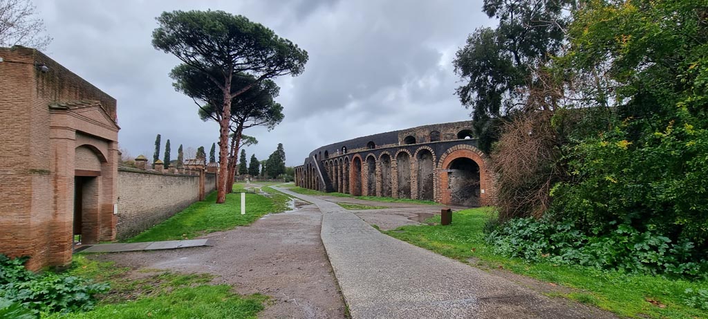 II.6 Pompeii, on right. December 2018. Looking north on Piazzale Anfiteatro. Photo courtesy of Aude Durand.