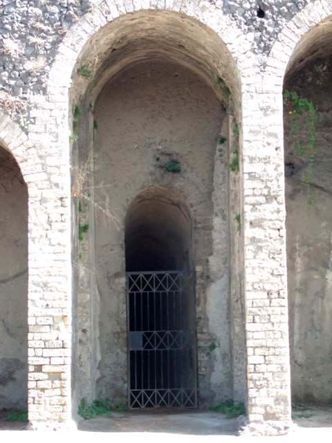 II.6 Pompeii. September 2005. Amphitheatre, central staircase at northern end.
