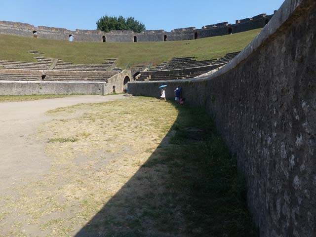 II.6 Pompeii.  March 2009.  Arched entrance from terrace to upper level.