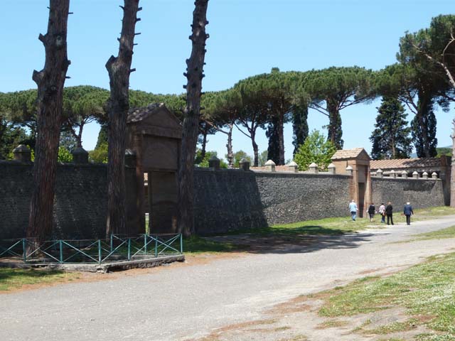 II.7.3 Pompeii. Palaestra. May 2010. View of west side and Piscina or swimming pool. Photo courtesy of Rick Bauer.