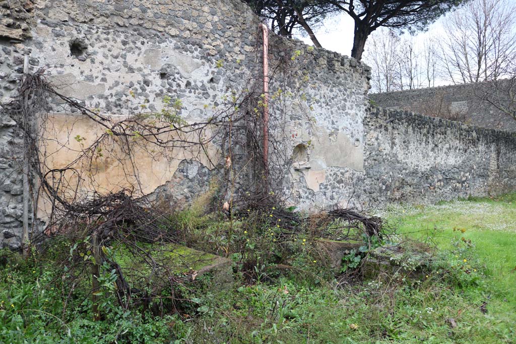 II.8.2 Pompeii. December 2018. Looking along north wall of garden area. Photo courtesy of Aude Durand.