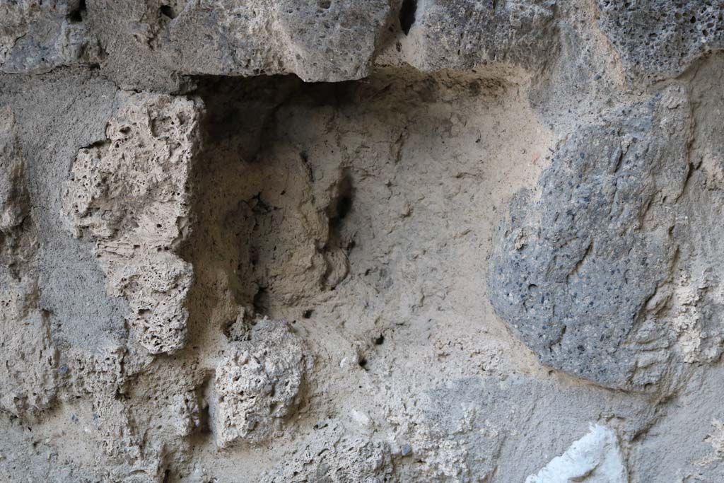 II.8.6 House of the Garden of Hercules. Well in Viridarium.