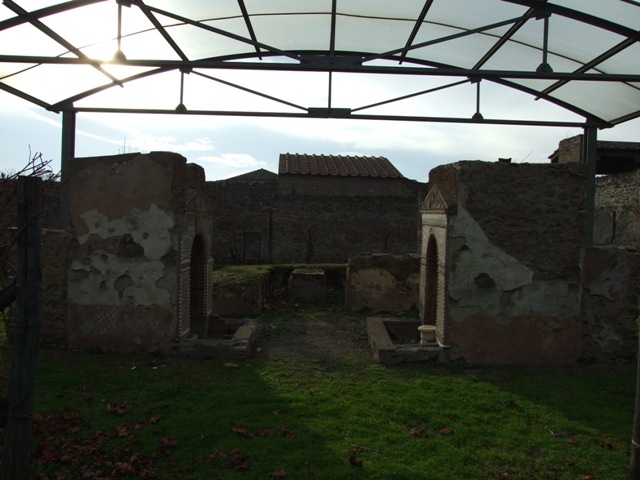 II.9.7. Garden entrance to House of Summer Triclinium.  December 2007.  West side face of north fountain.  Painted urn.