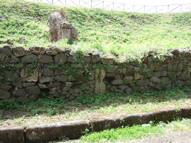 III.10.3 Pompeii. May 2005. Blocked entrance in the front wall.
It is difficult to reconcile the entrances in this insula with the plans as the entrances onto Via Nola have been filled in or are unexcavated.