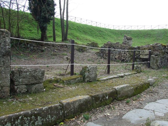 III.10.5 Pompeii. May 2005.  Remains of front wall on east side of entrance.

It is difficult to reconcile the entrances in this insula with the plans 
as the entrances onto Via Nola have been filled in or are unexcavated.