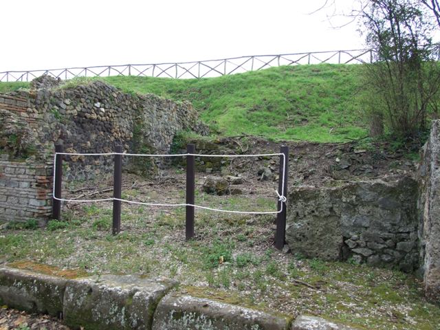 III.10.6 Pompeii. May 2005. Looking south across shop room of thermopolium.
It is difficult to reconcile the entrances in this insula with the plans
as the entrances onto Via Nola have been filled in or are unexcavated.