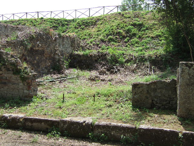 III.11 Pompeii. March 2009. Blocked vicolo or road with street altar. III.10.6