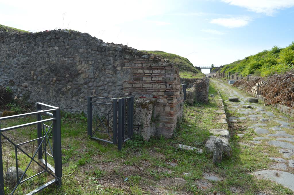 III.10.6 Pompeii. October 2018. Looking west towards street altar on north-east corner of Insula III.10.
Foto Taylor Lauritsen, ERC Grant 681269 DCOR.
