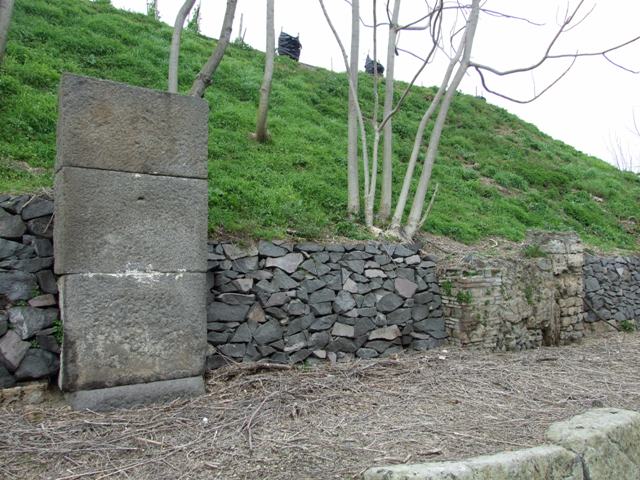 IV.3.b Pompeii. May 2006. Entrance (left) and IV.3.c (right)