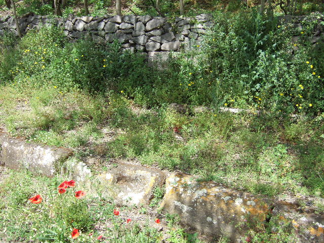 Wall between IV.4.d and IV.4.e, Pompeii.  May 2006