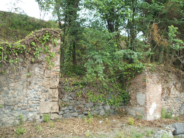 IV.4.h, Pompeii. May 2006. Blocked doorway and corner of insula.