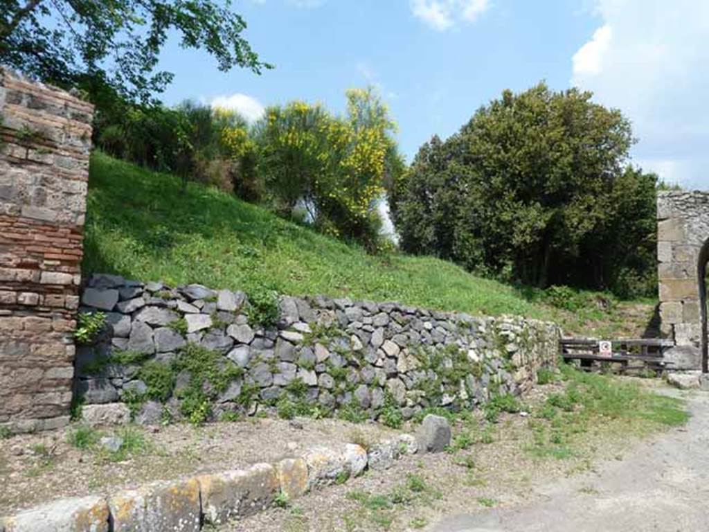 Via di Nola, north side, May 2010.  East side of IV.5, and site of road.
End of insula, and modern blocking of area of small road that led along the inside of the Town Walls. 
