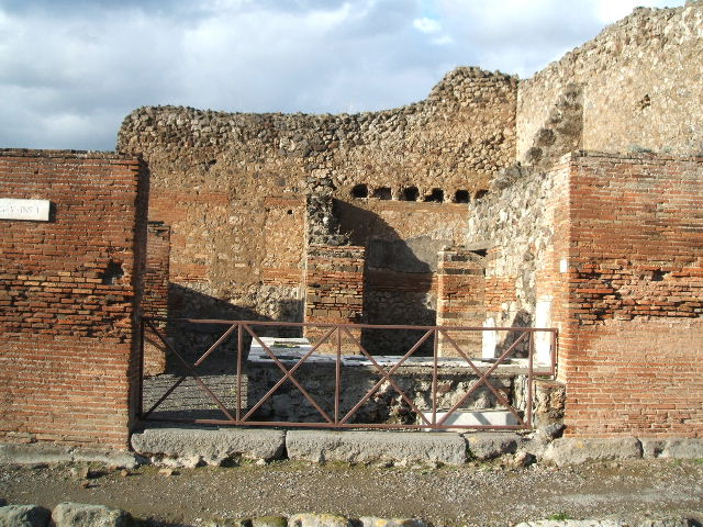 V.1.1 Pompeii. December 2007. Sill.
