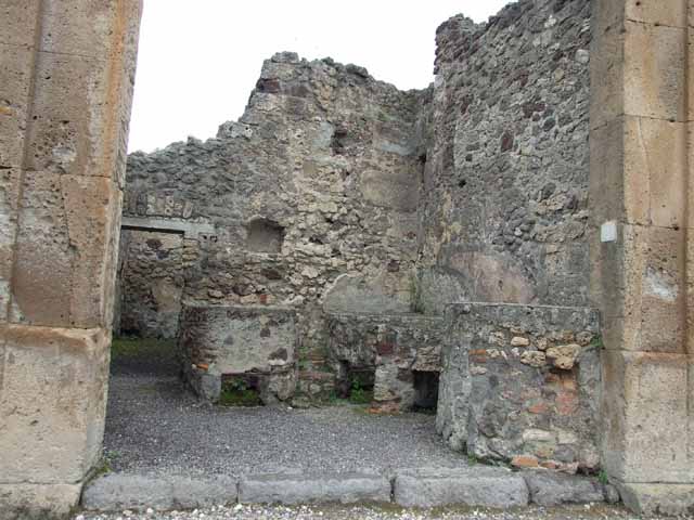V.1.5 Pompeii.  December 2006.  Niche in west wall.