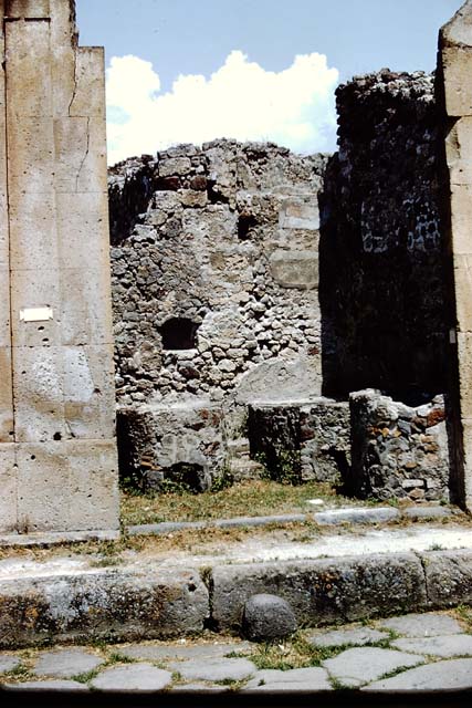 V.1.5 Pompeii.  December 2006.  Boilers, vats or kettles.