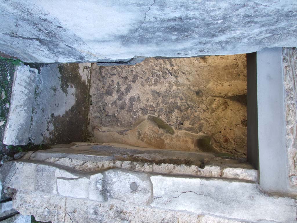 V.1.7 Pompeii.  December 2007. Room 6.  Doorway on the north wall.