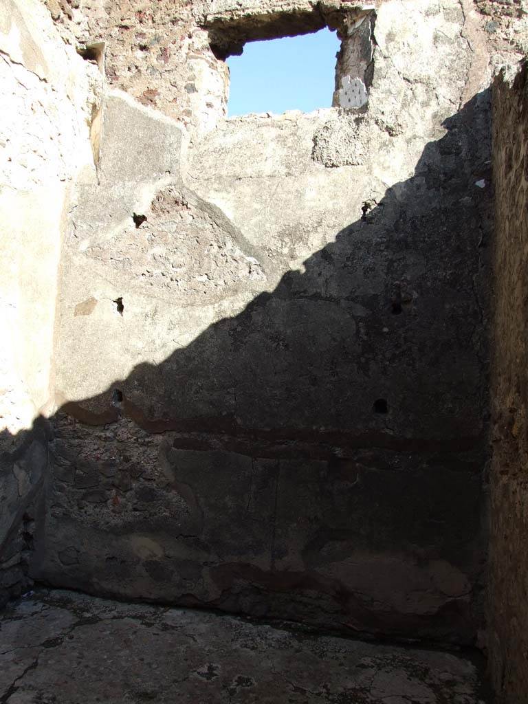 V.1.7 Pompeii. October 2020. Looking north along west side of atrium, with doorways to rooms 5, 6, and ala 7.
Photo courtesy of Klaus Heese.
