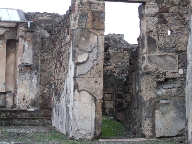 V.1.7 Pompeii.  March 2009.  Room 14.  Round altar on east side of entrance.