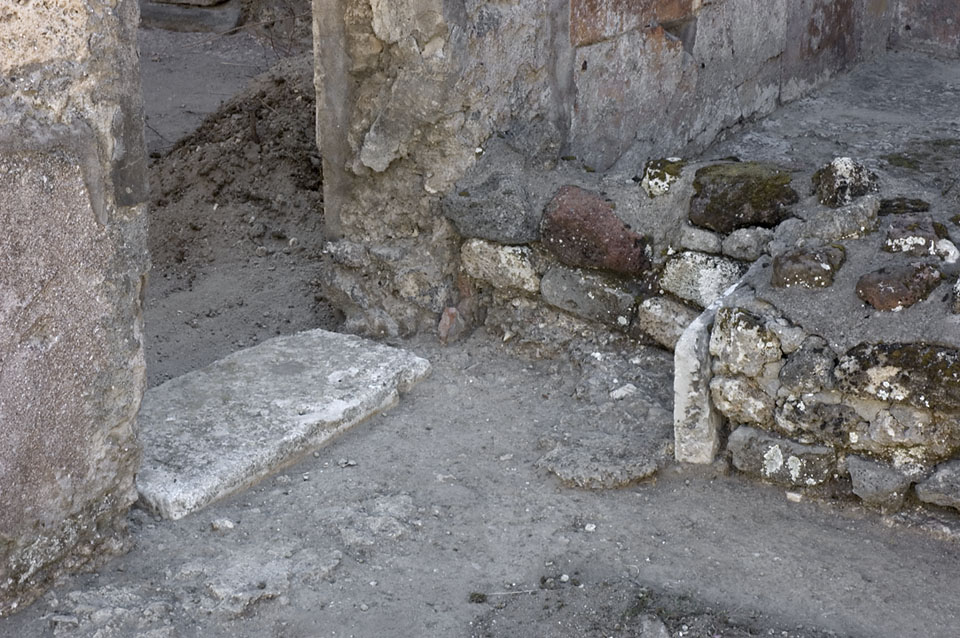 V.1.7 Pompeii.  March 2009.  Looking through rear hole in second niche on east wall of peristyle.   Looking from peristyle towards east wall of room on south side of V.1.9.
