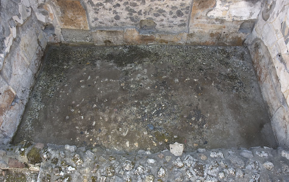 V.1.7 Pompeii.  December 2007. Room 17.  Peristyle.  Drainage channels.

