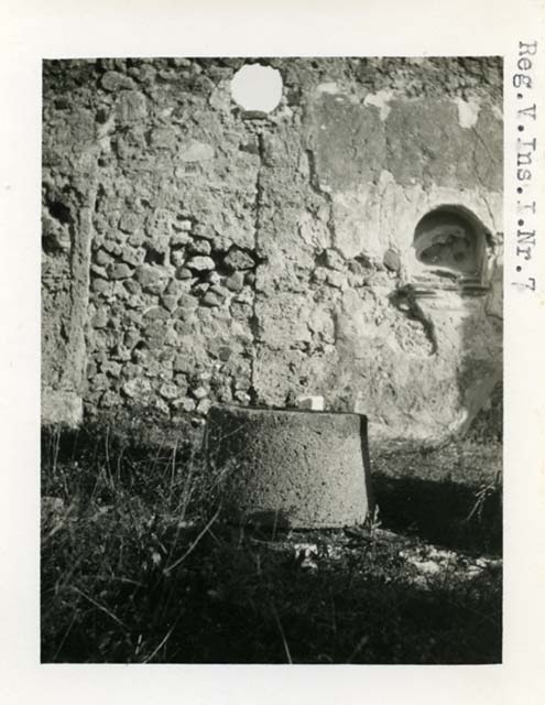 V.1.7 Pompeii. March 2009. Room 21. Kitchen hearth.