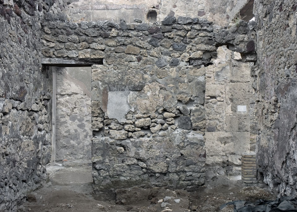 V.1.7 Pompeii. March 2009.  Room 25, South east corner and bath.