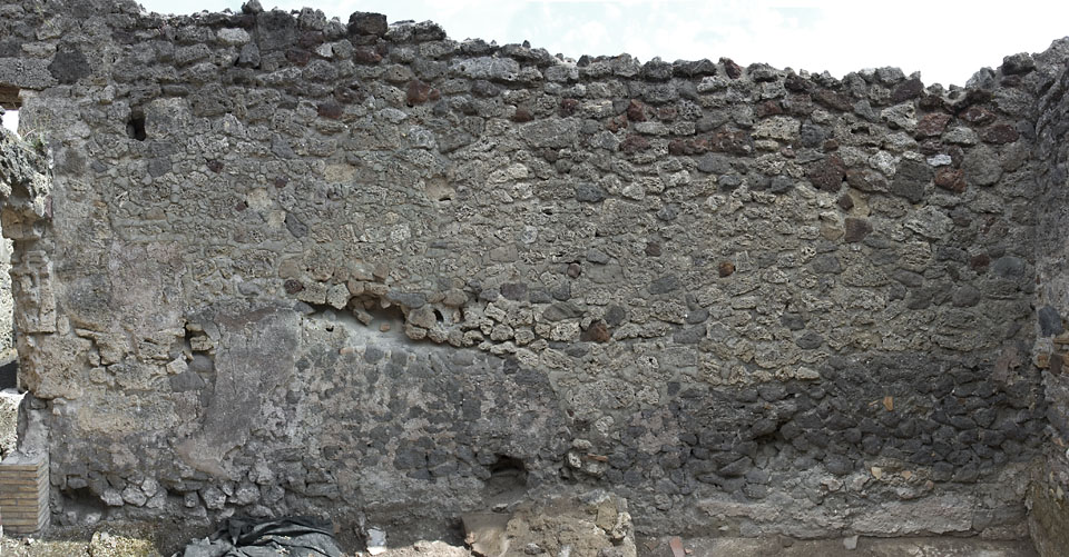 V.1.7 Pompeii. March 2009. Room 25,  East wall.