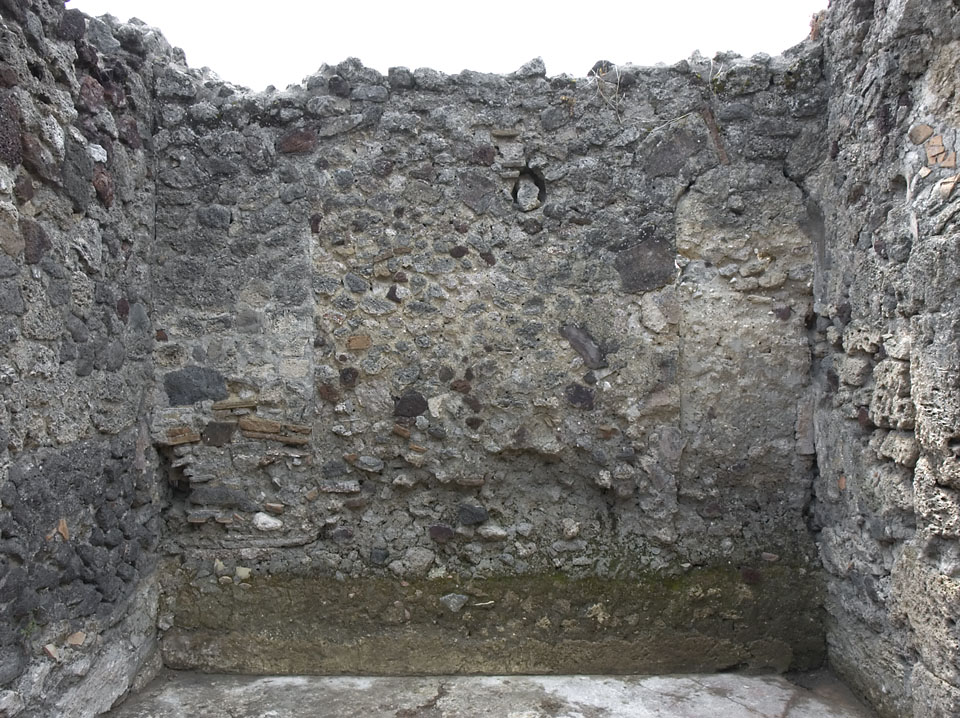 V.1.7 Pompeii. March 2009.  Room 25, North wall, north east corner and hollow wall of terracotta tiles.