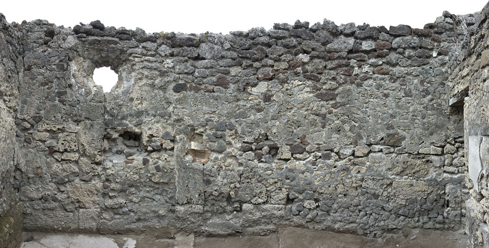 V.1.7 Pompeii. March 2009.  Room 25, Hollow wall for ducting hot air.