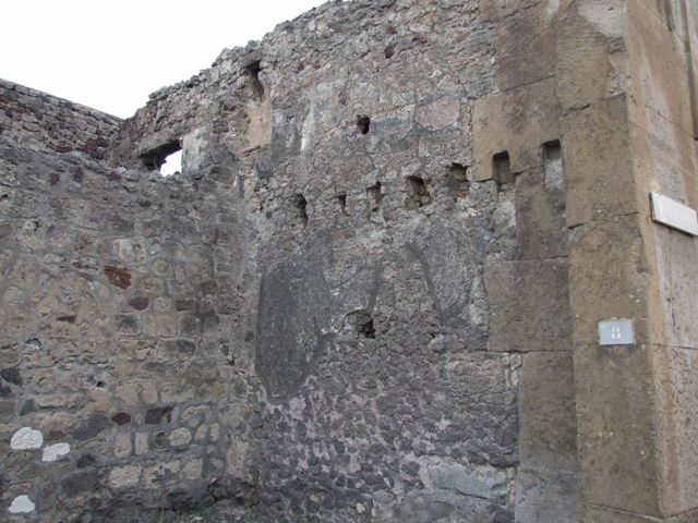 V.1.8 side wall, Pompeii. September 2004. Vicolo di Cecilio Giocondo, looking north. V.2.