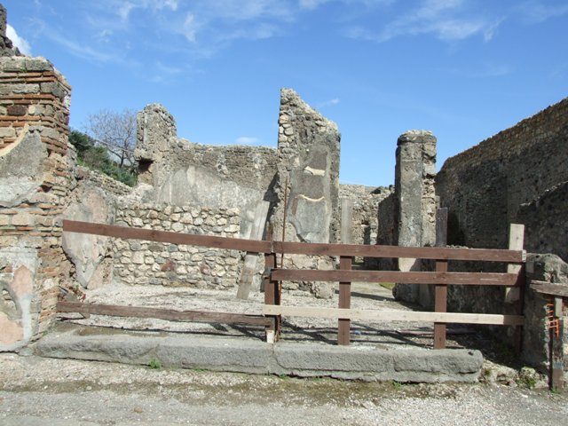 V.I.14 Pompeii.  May 2005.  Entrance.