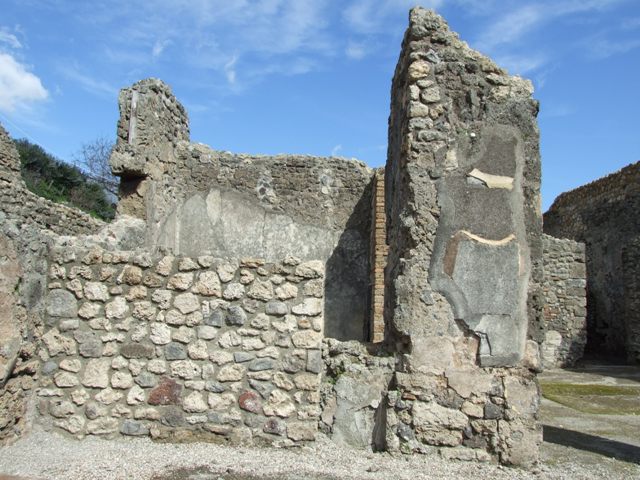 V.I.14 Pompeii.  May 2005.  Doorway in south east corner leading to atrium of V.1.15