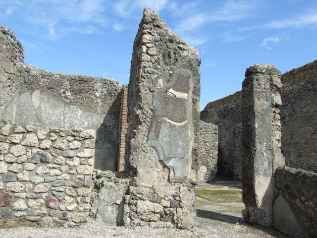 V.I.14 Pompeii. December 2006.  South wall, and doorway to V.1.15 in south east corner.