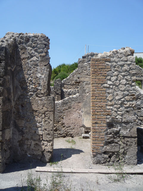 V.1.15 Pompeii.  March 2009.  Large oven on south side of Bakery.
