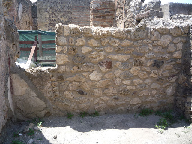 V.1.15 Pompeii.  March 2009. Impluvium in Atrium.  Looking west towards entrance.