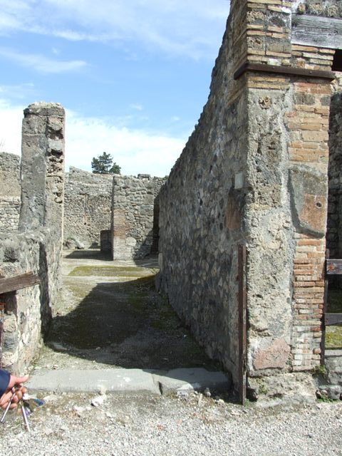 V.1.15 Pompeii. December 2006. Entrance in centre. V.1.14 on left and V.1.16 on right.