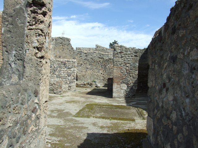 V.1.15 Pompeii. March 2009. Doorway to Cubiculum on north side of atrium.