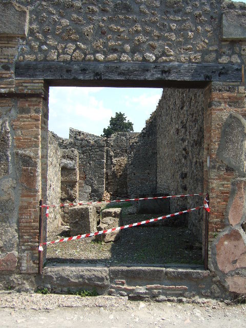 V.I.16 Pompeii. December 2004. Entrance, looking east.