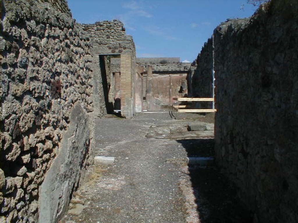 V.1.18 Pompeii. September 2004. Entrance corridor a, looking east to atrium b.  