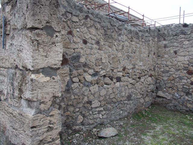 V.1.19 Pompeii. December 2007. Cistern mouth near south wall.