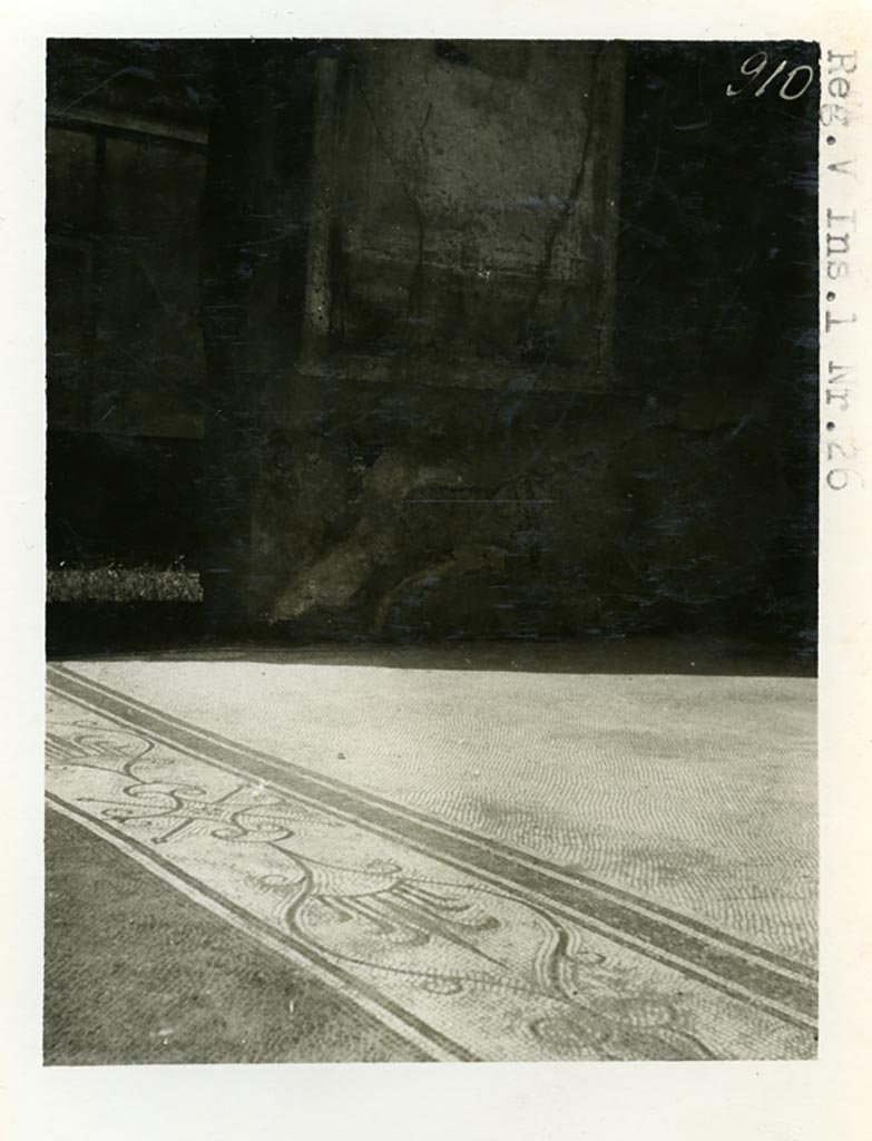 V.1.26 Pompeii. 1937-39. Room 4, detail of mosaic floor in ala on north side of atrium.
Looking towards the west wall with remains of painted decoration still there. Photo courtesy of American Academy in Rome, Photographic Archive.  Warsher collection no. 910
