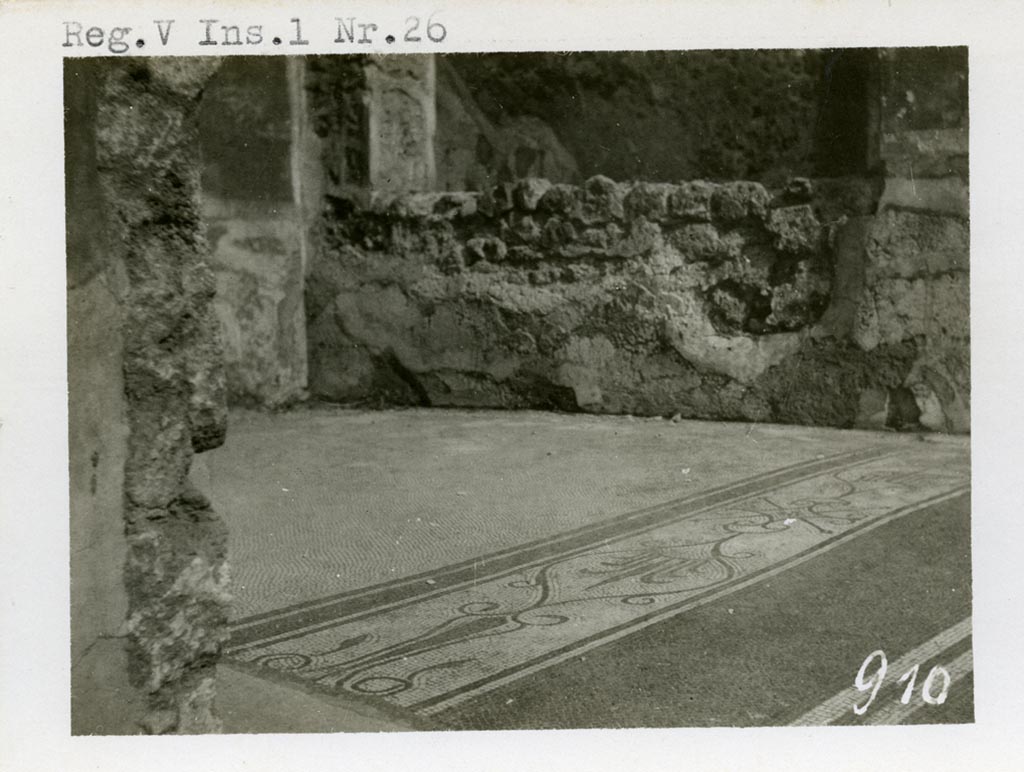 V.1.26 Pompeii. Pre-1937-39. Room “e”, looking towards east wall of north ala, and detail of mosaic floor.
Photo courtesy of American Academy in Rome, Photographic Archive. Warsher collection no. 910a.

