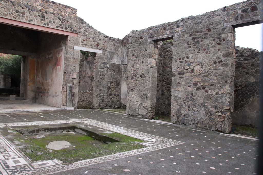 V.1.26 Pompeii. October 2020. 
Looking south-east towards doorways to tablinum “i”, room “u”, ala room “h”, and rooms “g” and “f”. Photo courtesy of Klaus Heese.
