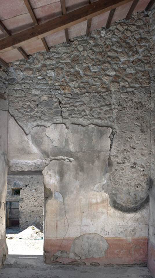 V.1.26 Pompeii. March 2009. Room 20, doorway in south wall leading to exedra.