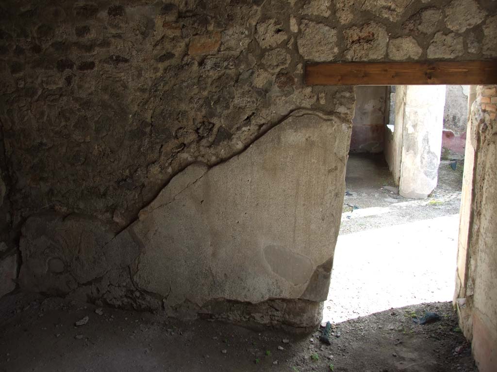 V.1.26 Pompeii. March 2009. Room 21, east wall with niche in exedra. 